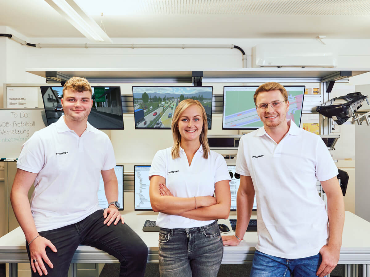 Employees in front of the test bench 