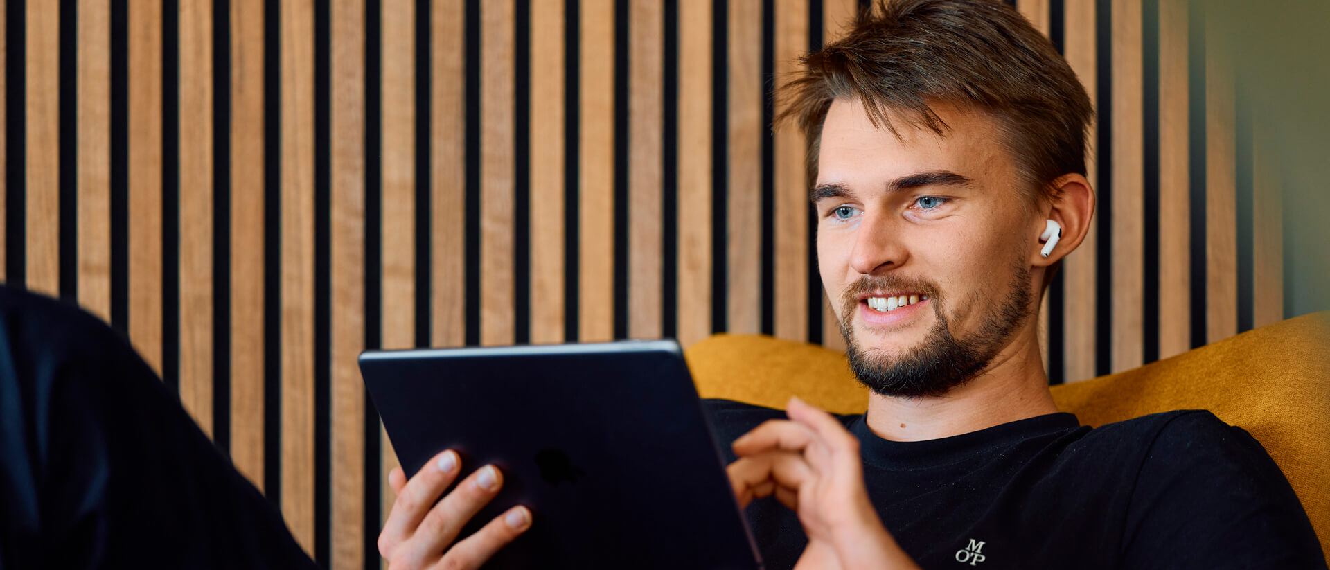 Mitarbeiter mit Blick auf iPad 